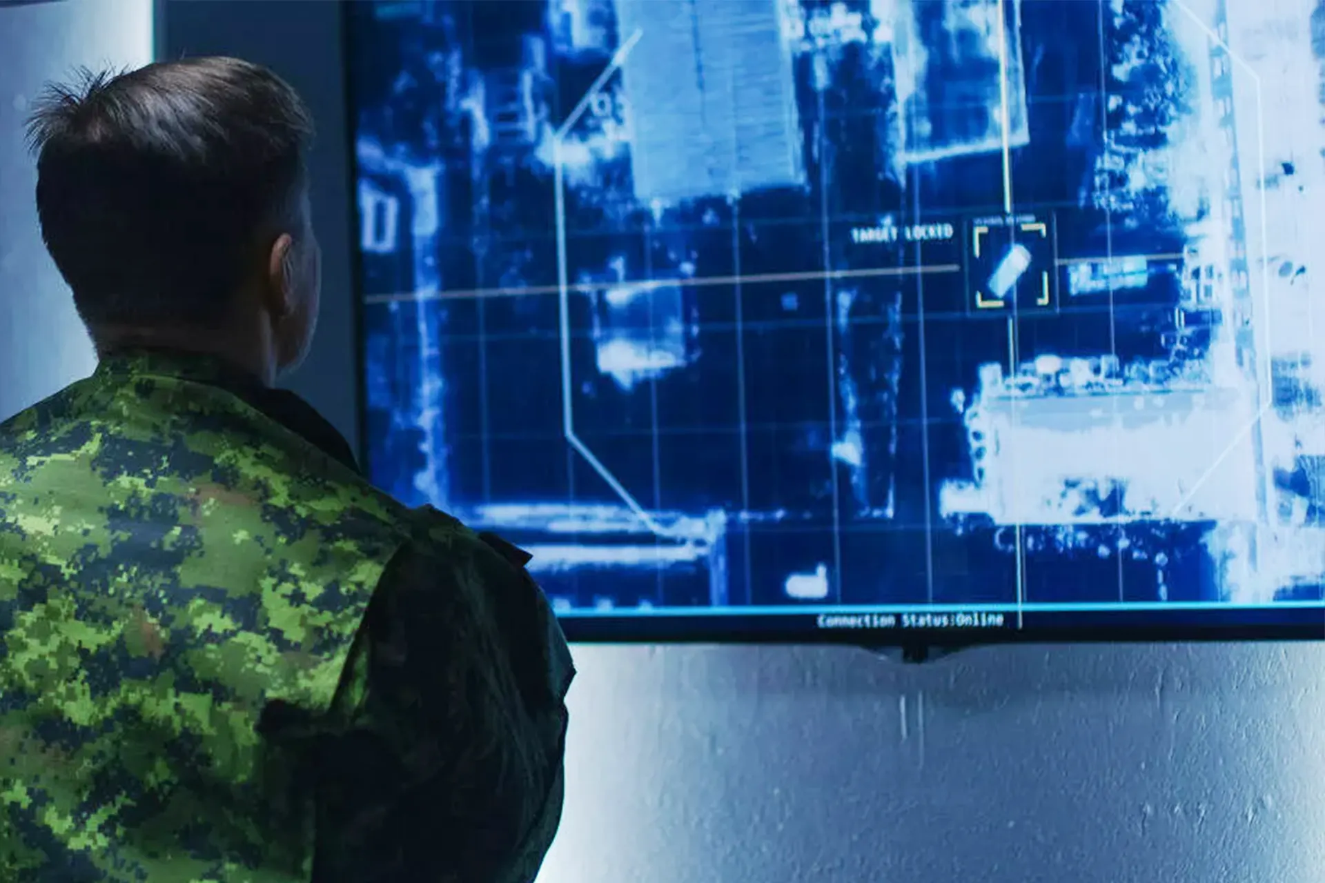 sti-sector-defensa-militar-observando-pantalla-digital.webp